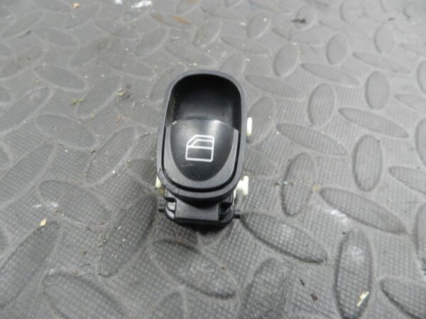 (146) MERCEDES C CLASS SALOON W203. WINDOW SWITCH