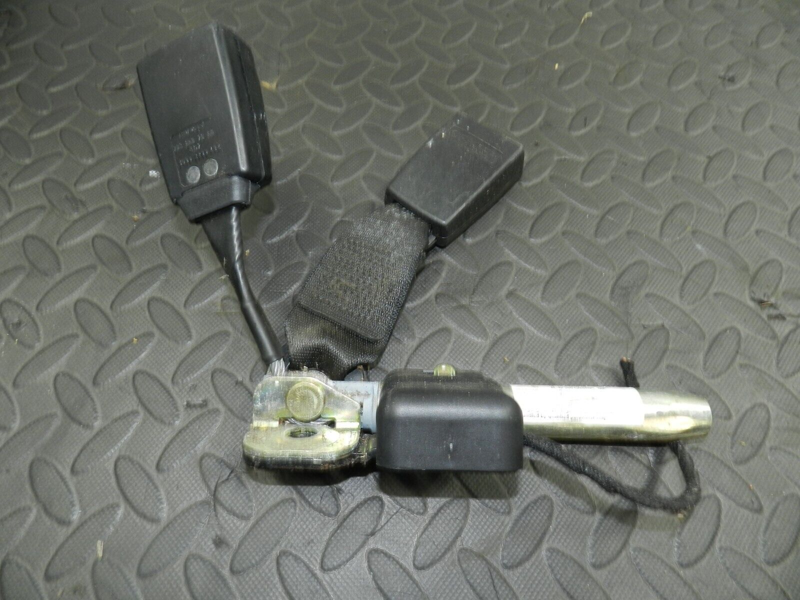 (146) MERCEDES C CLASS SALOON W203. REAR SEAT BELT BUCKLES