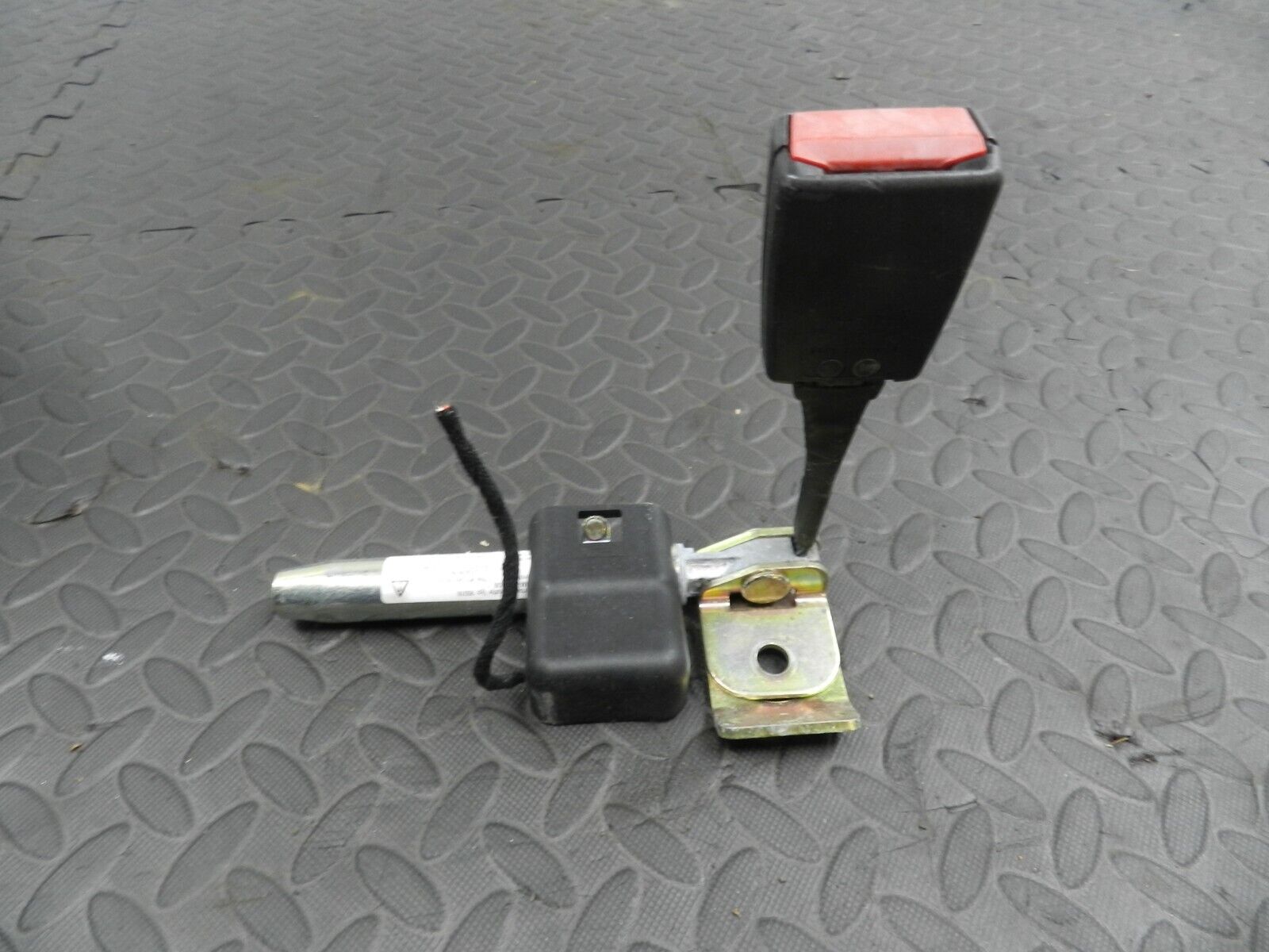 (146) MERCEDES C CLASS SALOON W203. REAR SEAT BELT BUCKLE