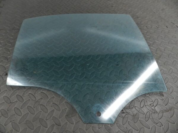 (146) MERCEDES C CLASS SALOON W203. DRIVER SIDE REAR WINDOW GLASS