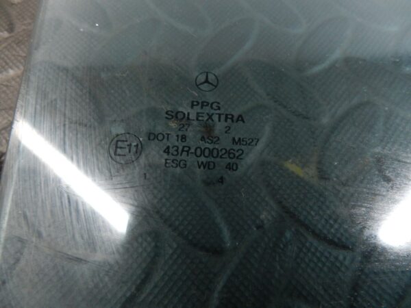 (146) MERCEDES C CLASS SALOON W203. DRIVER SIDE REAR WINDOW GLASS - Image 2