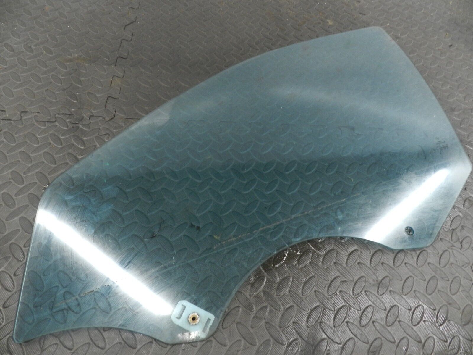 (146) MERCEDES C CLASS SALOON W203. PASSENGER SIDE FRONT WINDOW GLASS