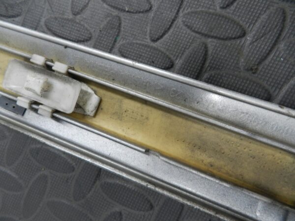 (146) MERCEDES C CLASS SALOON W203. FRONT DOOR SIDE EXTERNAL TRIM IN SILVER - Image 3