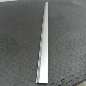 (146) MERCEDES C CLASS SALOON W203. FRONT DOOR SIDE EXTERNAL TRIM IN SILVER