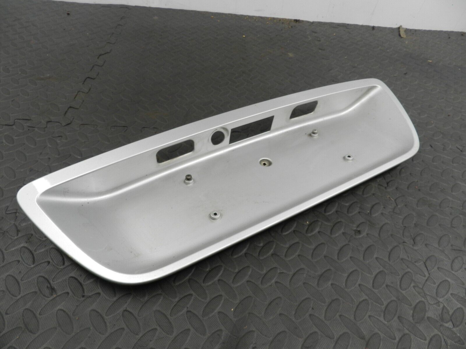 (146) MERCEDES C CLASS SALOON W203. BOOT LID TAIL GATE NUMBER PLATE TRIM SILVER
