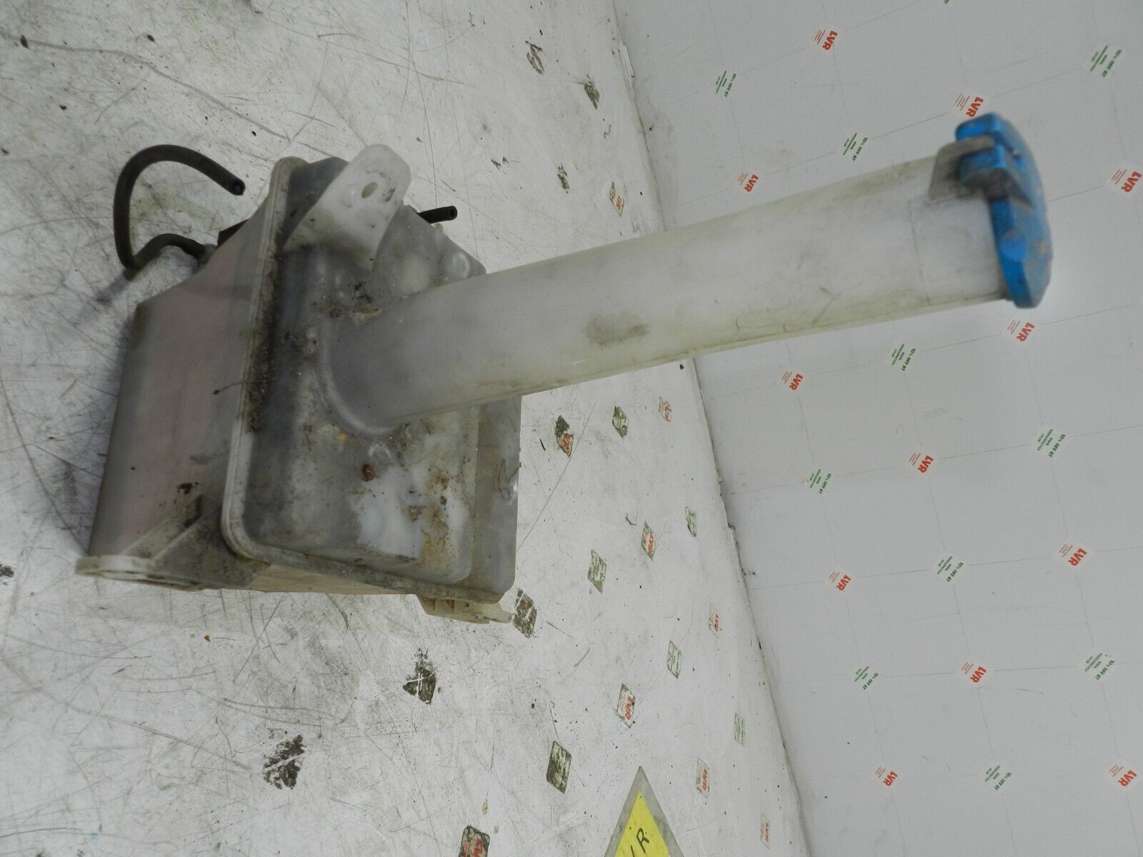(139) 2003 HYUNDAI MATRIX SCREEN WASH WASHER BOTTLE AND PUMP