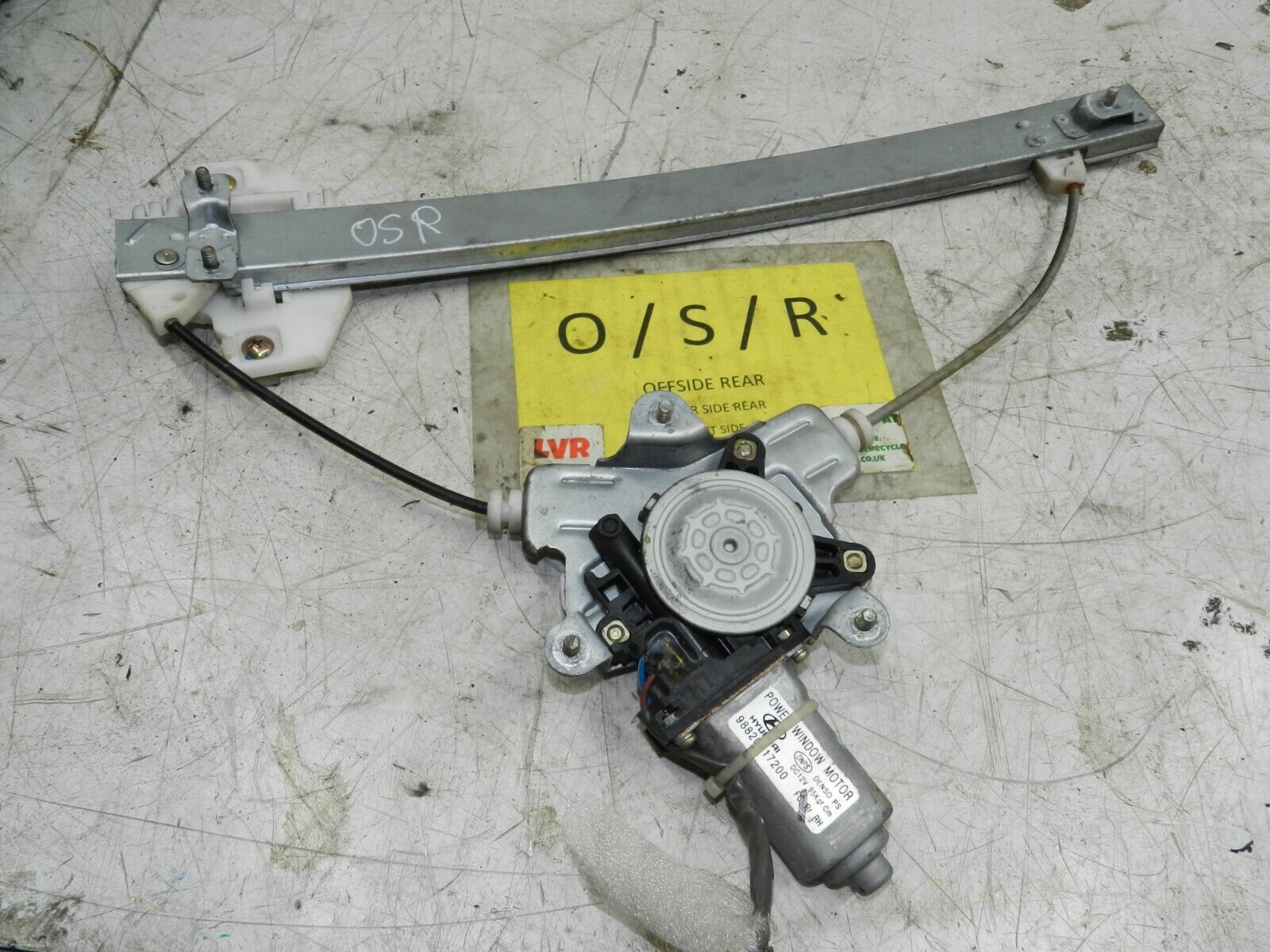 (139) 2003 HYUNDAI MATRIX DRIVER SIDE REAR WINDOW REGULATOR AND MOTOR