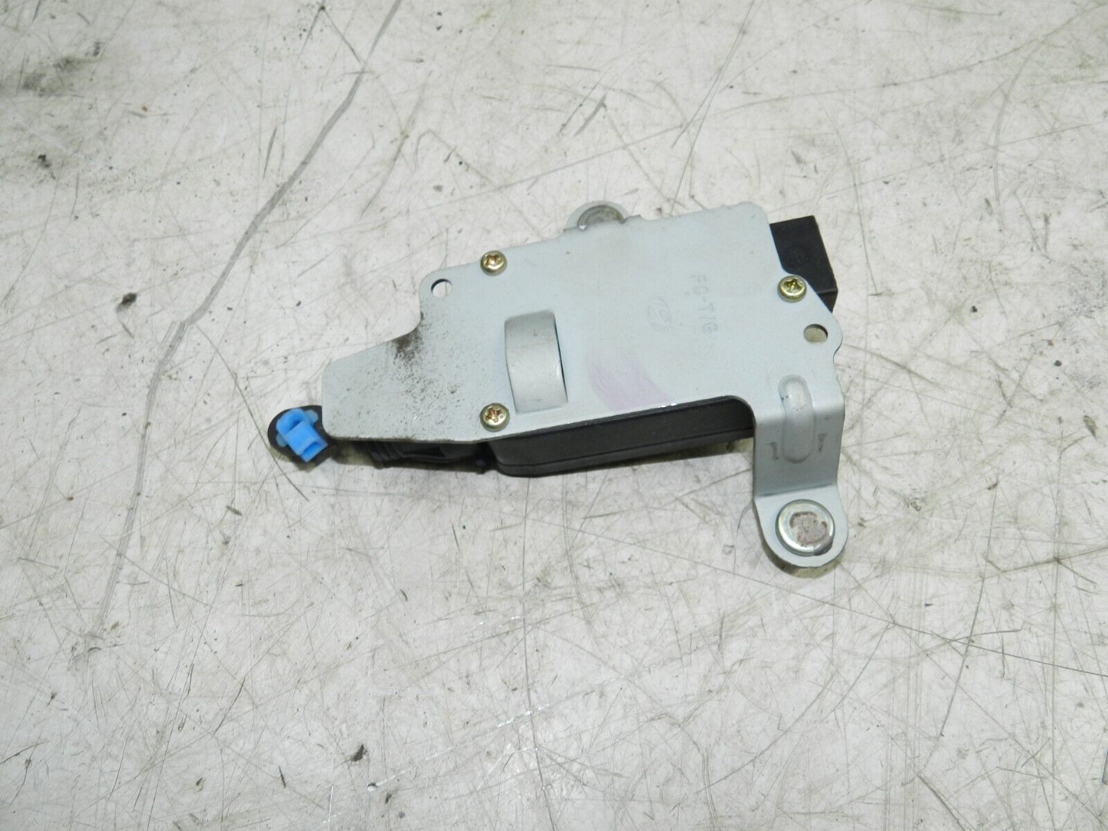 (139) 2003 HYUNDAI MATRIX BOOT LID TAIL GATE LOCK ACTUATOR