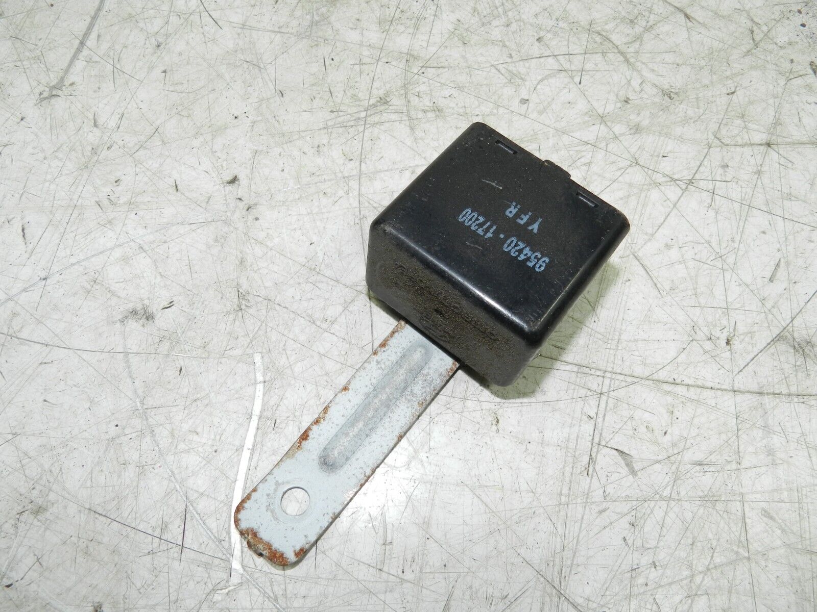 (139) 2003 HYUNDAI MATRIX RELAY