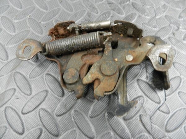 142 NISSAN MICRA K12 CONVERTIBLE C+C. BONNET LATCH CATCH - Image 3