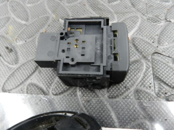 142 NISSAN MICRA K12 CONVERTIBLE C+C. ESP OFF SWITCH - Image 3
