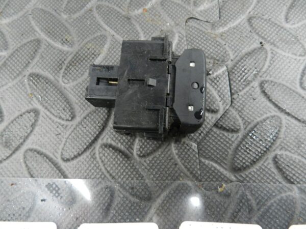 142 NISSAN MICRA K12 CONVERTIBLE C+C. LOCK UNLOCK SWITCH - Image 4