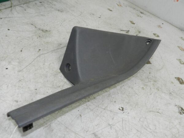 (139) 2003 HYUNDAI MATRIX REAR LOWER SILL TRIM