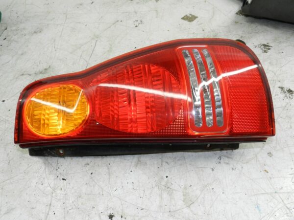 (139) 2003 HYUNDAI MATRIX DRIVER SIDE REAR LIGHT UNIT