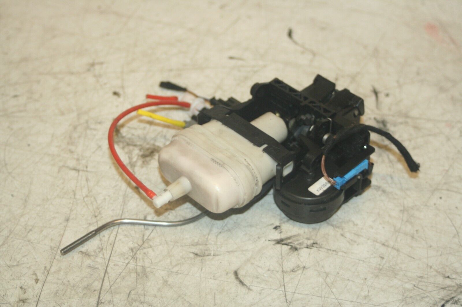 2005 MERCEDES S CLASS W220. REAR SEAT LATCH CATCH ACTUATOR