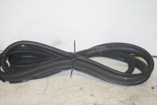 2005 MERCEDES S CLASS W220. BOOT LID DOOR RUBBER SEAL