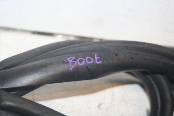 2005 MERCEDES S CLASS W220. BOOT LID DOOR RUBBER SEAL - Image 2