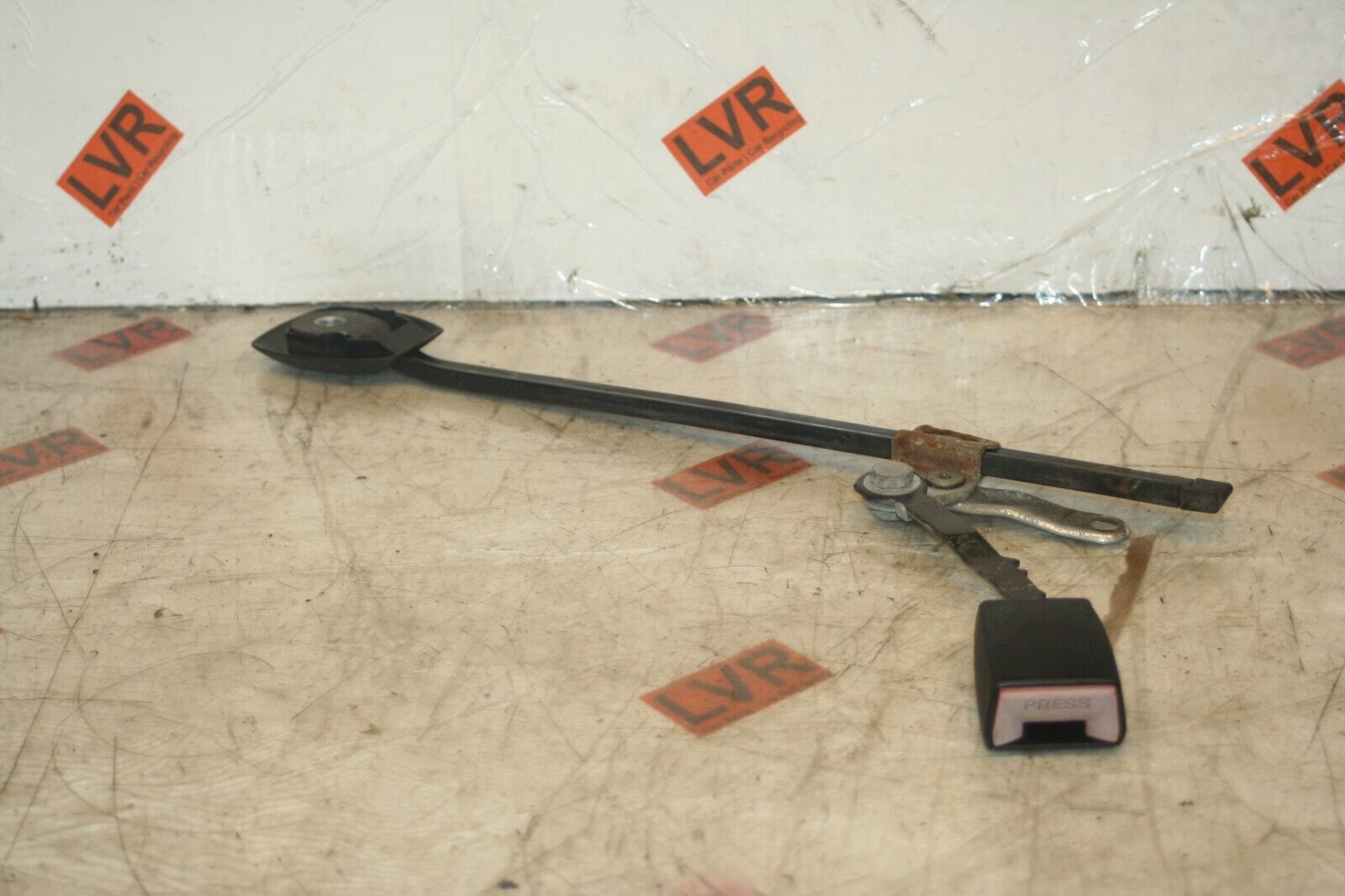 1989 MERCEDES 300E W124. FRONT SEAT BELT CLIP BUCKLE