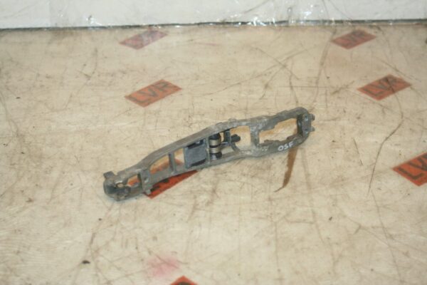 1989 MERCEDES 300E W124. DOOR HANDLE BRACKET DRIVER SIDE FRONT - Image 2