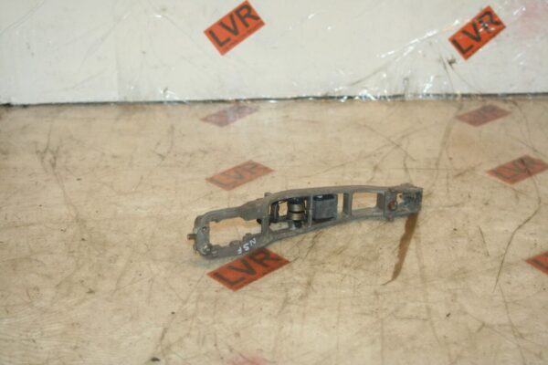 1989 MERCEDES 300E W124. DOOR HANDLE BRACKET PASSENGER SIDE FRONT - Image 2