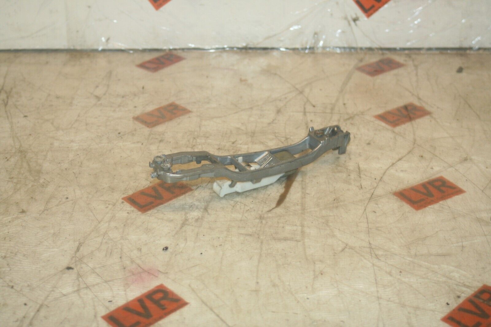 1989 MERCEDES 300E W124. OUTER DOOR HANDLE FRAME