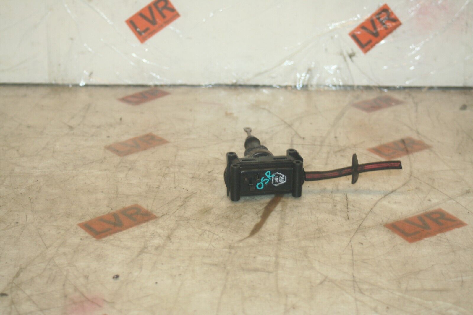 1989 MERCEDES 300E W124. DRIVER SIDE REAR DOOR LOCK VACUUM ACTUATOR MOTOR
