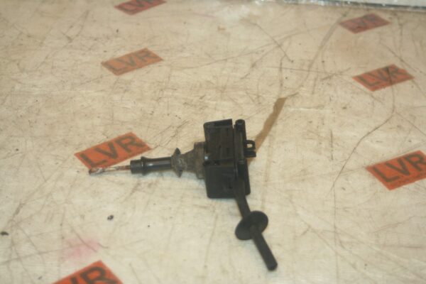 1989 MERCEDES 300E W124. DRIVER SIDE REAR DOOR LOCK VACUUM ACTUATOR MOTOR - Image 2