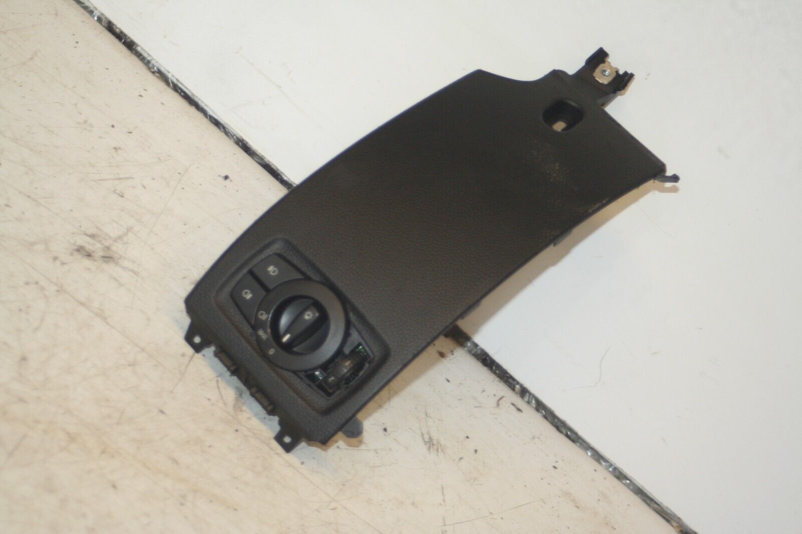 (95) 2010 BMW 1 SERIES E82. HEADLIGHT SWITCH + TRIM