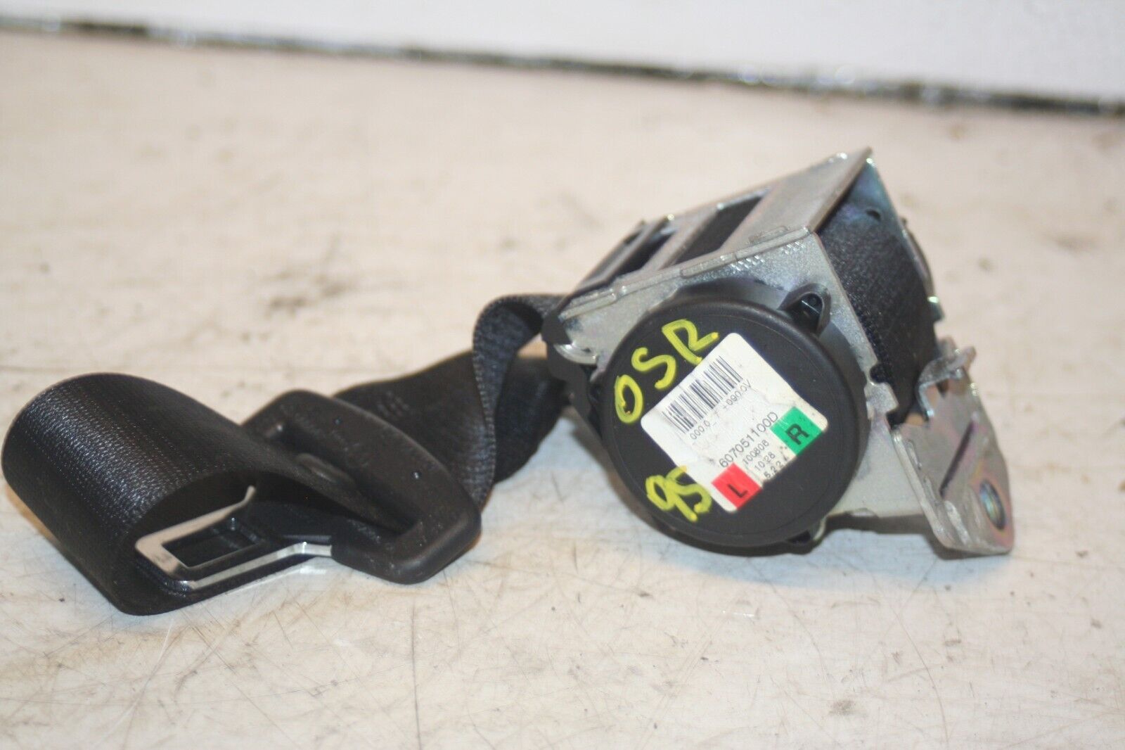 (95) 2010 BMW 1 SERIES E82. DRIVER SIDE REAR SEAT BELT COVER TRIM
