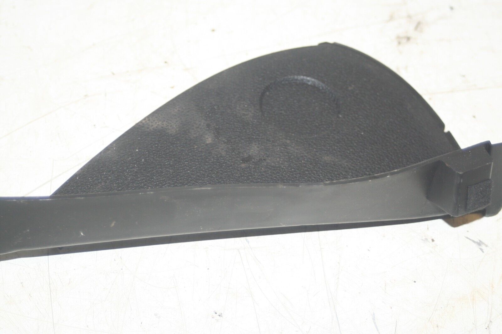 (95) 2010 BMW 1 SERIES E82. DASHBOARD END TRIM