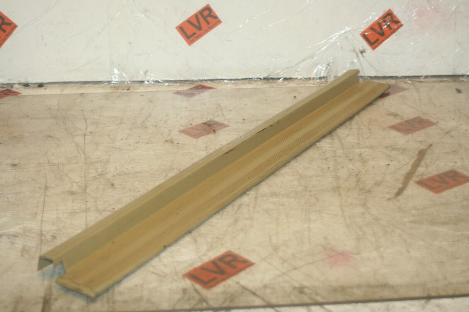 1989 MERCEDES 300E W124. DRIVER SIDE FRONT DOOR TRIM FLOOR SILL