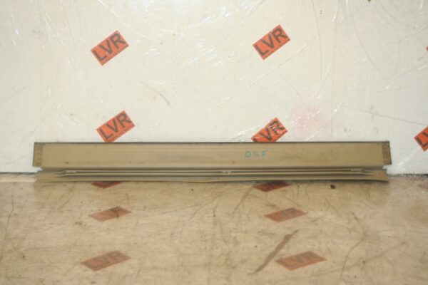 1989 MERCEDES 300E W124. DRIVER SIDE FRONT DOOR TRIM FLOOR SILL - Image 2