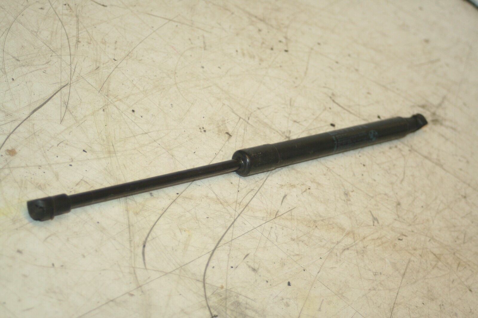 (95) 2010 BMW 1 SERIES E82. BOOT LID GAS STRUT