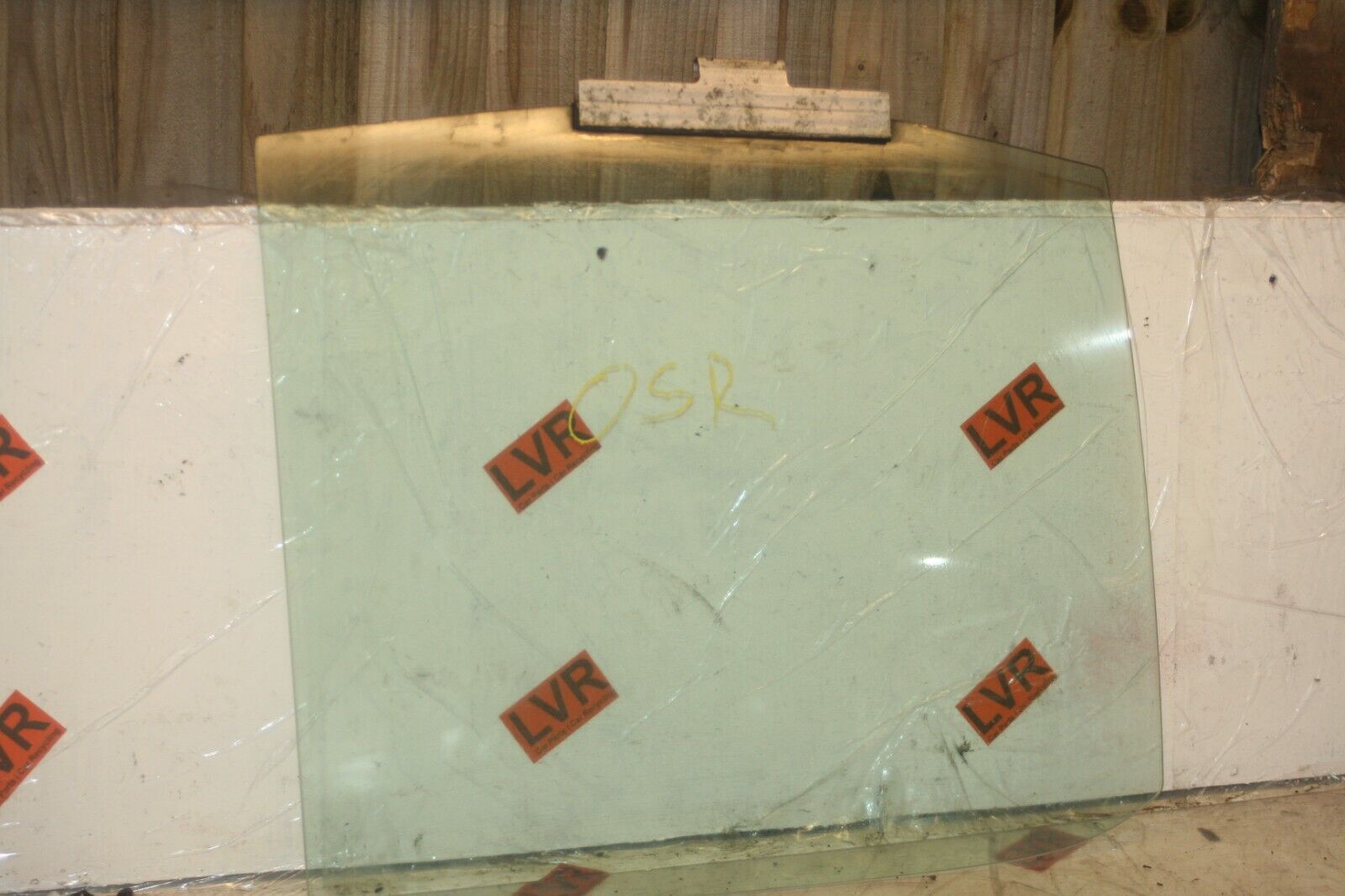1989 MERCEDES 300E W124. DRIVER SIDE REAR WINDOW GLASS