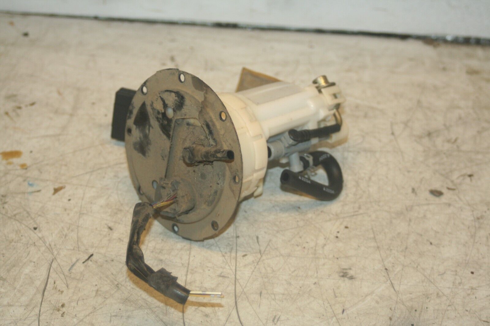 2004 LEXUS IS200. FUEL PUMP IN TANK