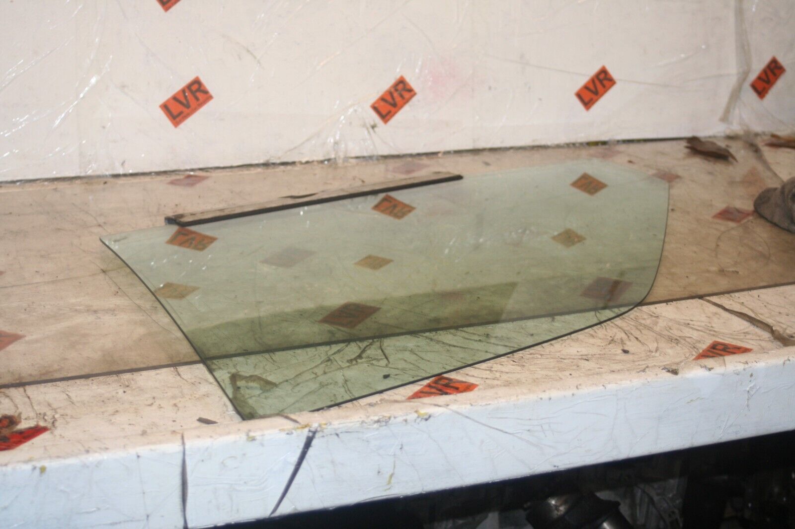 1989 MERCEDES 300E W124. PASSENGER SIDE FRONT WINDOW GLASS - Image 2