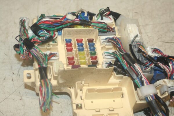 2004 LEXUS IS200. FUSE BOX BOARD - Image 5