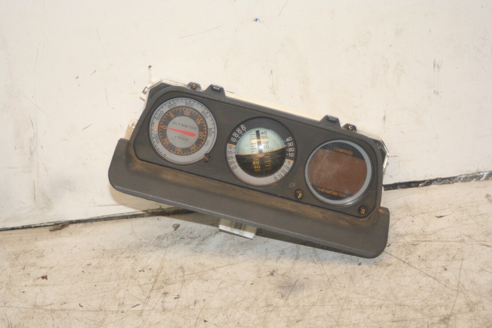 1994 MITSUBISHI PAJERO SHOGUN. DASHBOARD PANEL MB775503 COMPASS THERMOMETER
