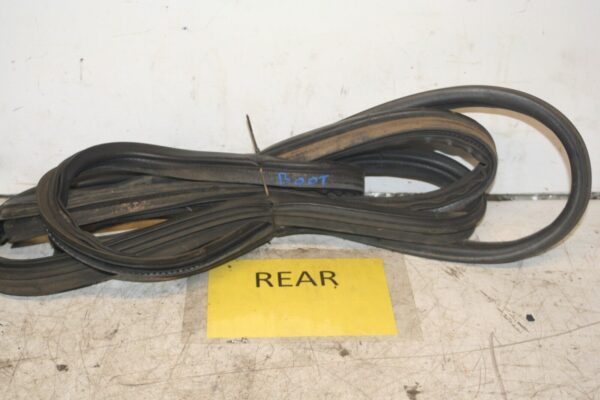 1994 MITSUBISHI PAJERO SHOGUN. BOOT DOOR RUBBER SEAL TAILGATE