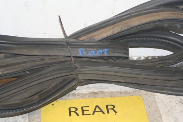 1994 MITSUBISHI PAJERO SHOGUN. BOOT DOOR RUBBER SEAL TAILGATE - Image 2