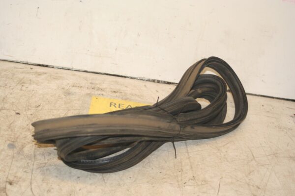 1994 MITSUBISHI PAJERO SHOGUN. BOOT DOOR RUBBER SEAL TAILGATE - Image 3