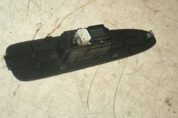 2004 LEXUS IS200. WINDOW SWITCH - Image 3