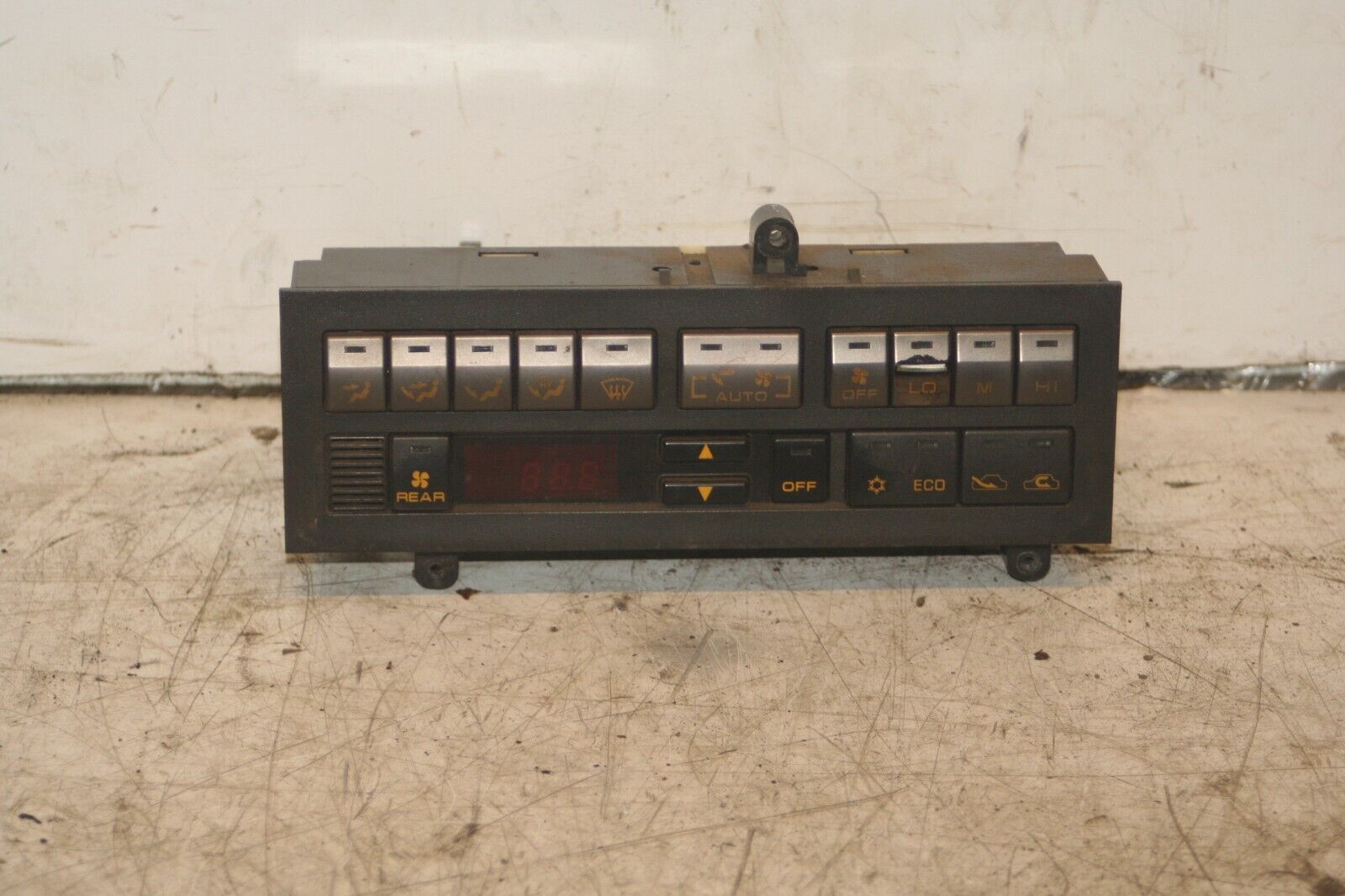 1994 MITSUBISHI PAJERO SHOGUN. CLIMATE CONTROL DISPLAY PANEL