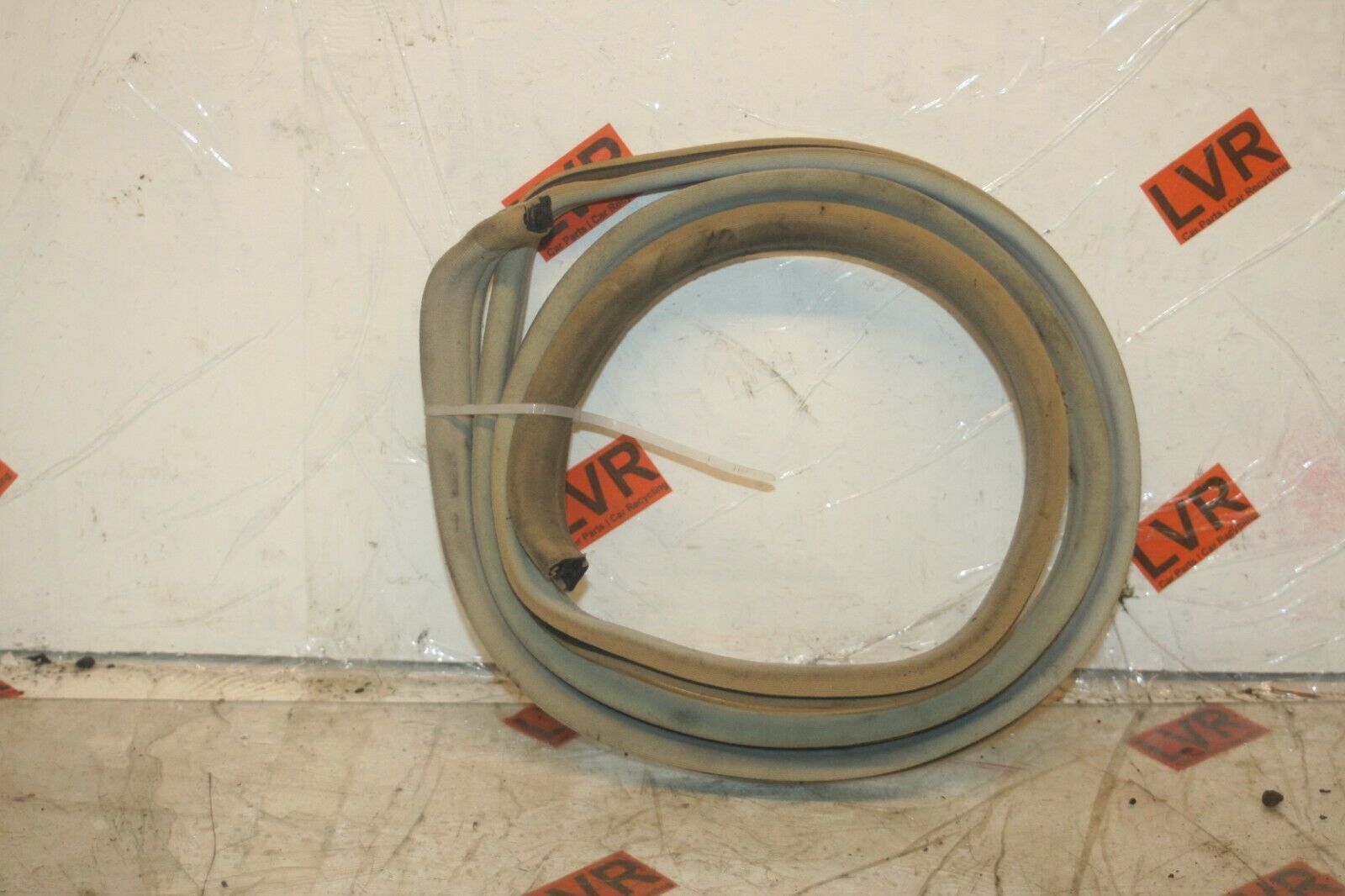 1989 MERCEDES 300E W124. PASSENGER SIDE REAR DOOR RUBBER SEAL