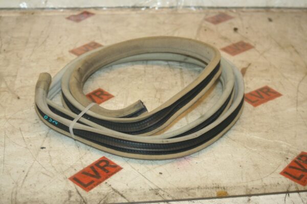 1989 MERCEDES 300E W124. PASSENGER SIDE REAR DOOR RUBBER SEAL - Image 2