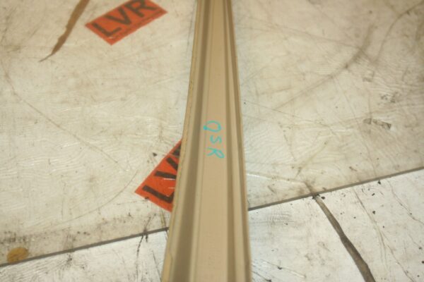 1989 MERCEDES 300E W124. DRIVER SIDE REAR DOOR UPPER TRIM - Image 3