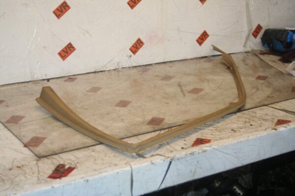 1989 MERCEDES 300E W124. DRIVER SIDE FRONT DOOR UPPER TRIM - Image 2