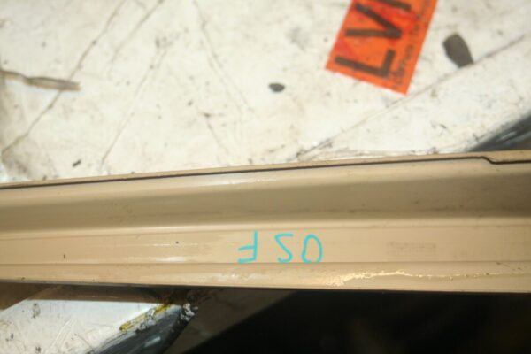 1989 MERCEDES 300E W124. DRIVER SIDE FRONT DOOR UPPER TRIM - Image 3