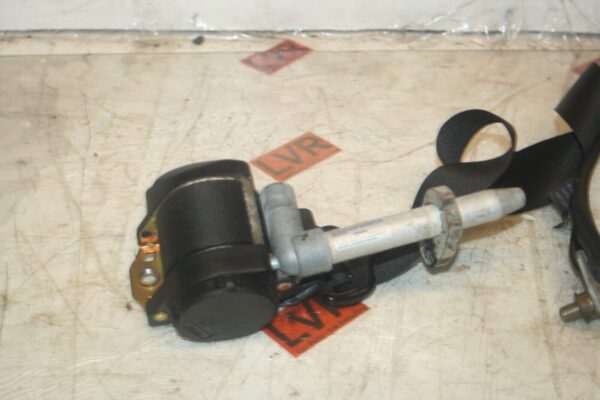 1989 MERCEDES 300E W124. PASSENGER SIDE FRONT SEAT BELT - Image 2