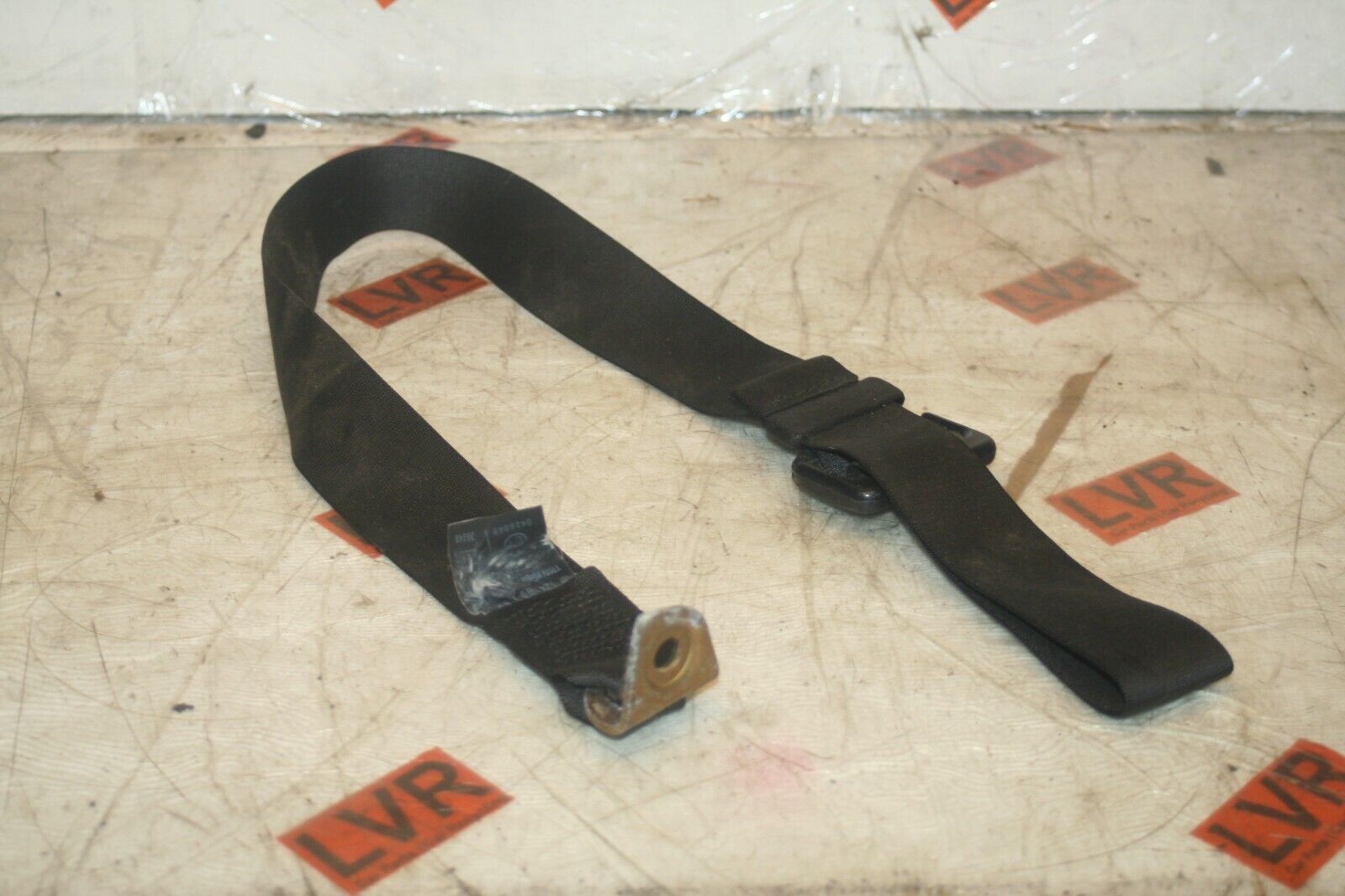 1989 MERCEDES 300E W124. REAR MIDDLE SEAT BELT